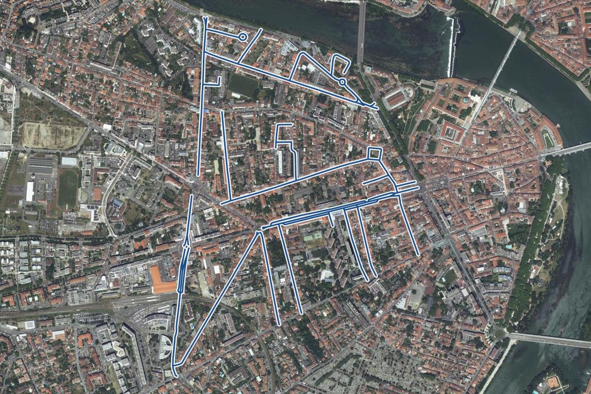 Vue aérienne du quartier de la Patte d'Oie en 2025, au même cadrage, les 23 rues qui ont un prix au m² tracées en bleu