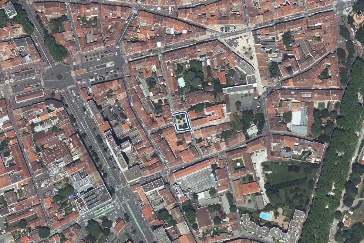 Vue aérienne de la place Benoît Arzac en 2025, au même cadrage, la voie tracée en bleu
