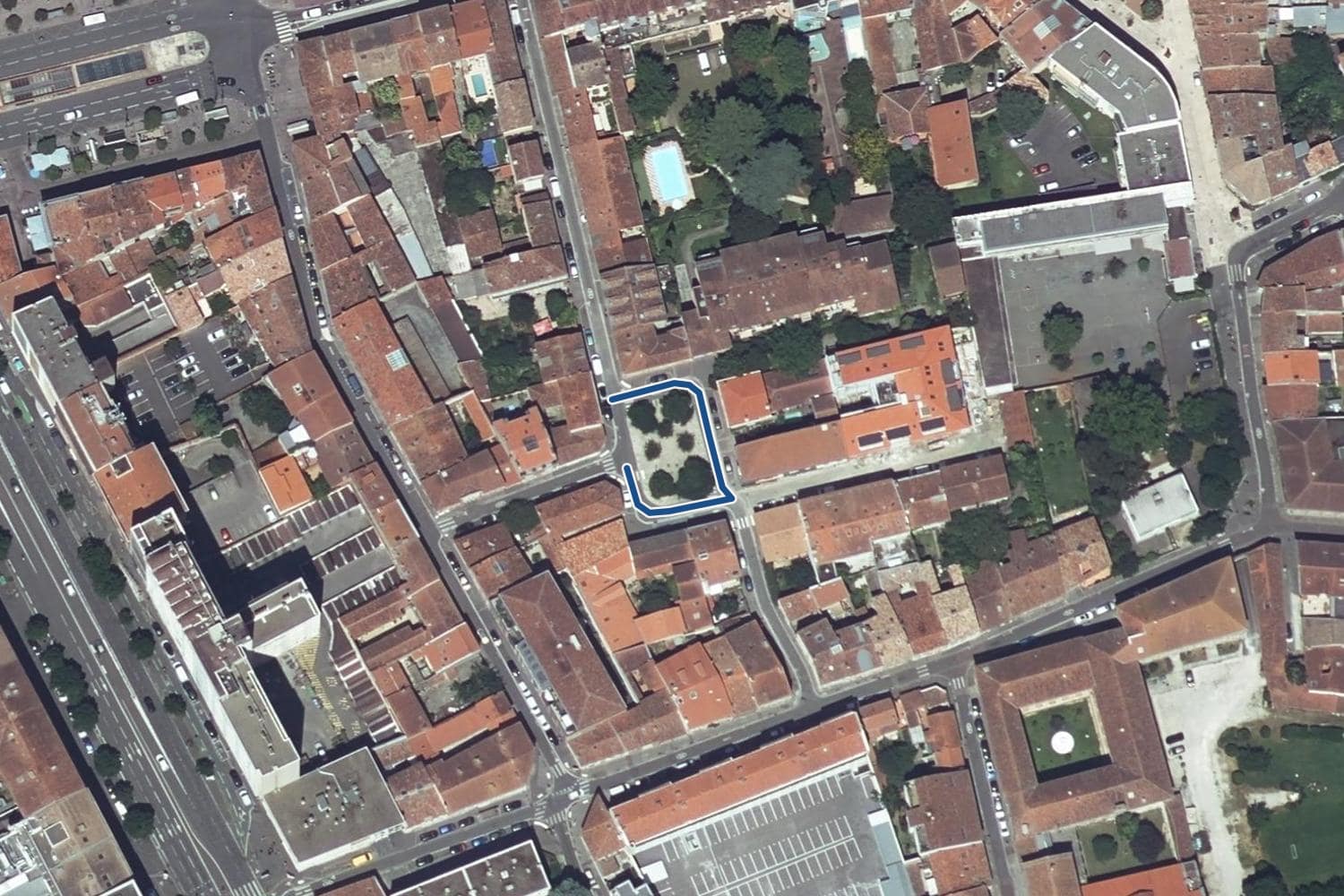 Vue aérienne de la place Benoît Arzac à Toulouse, la voie tracée en bleu