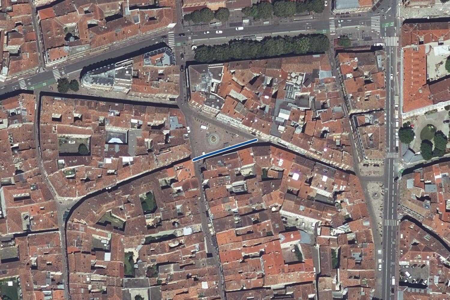 Vue aérienne de la place de la Trinité à Toulouse, la voie tracée en bleu