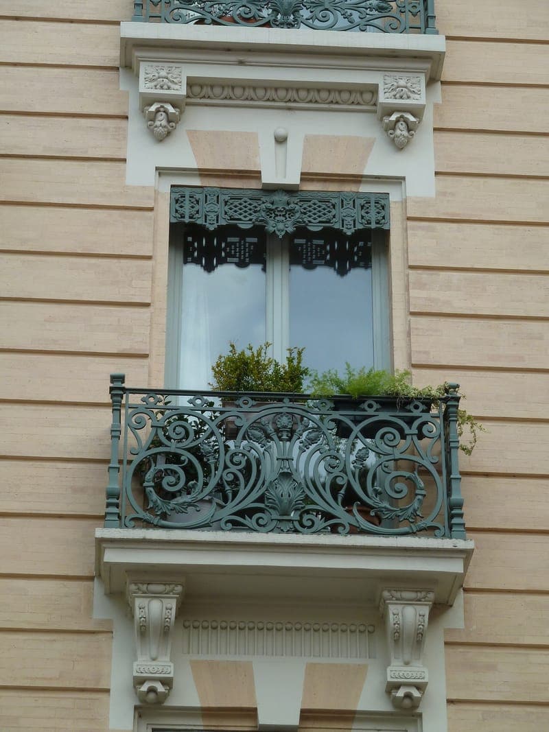 Place de la Trinité, détail de façade, le 13 août 2011.