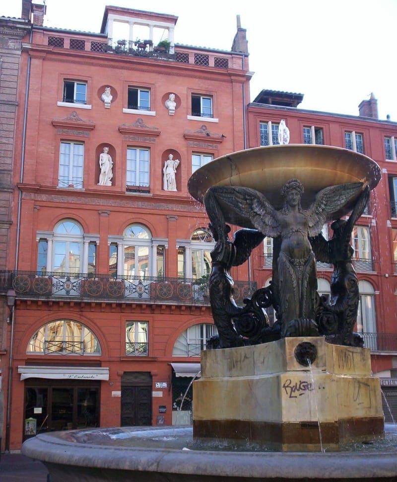 La fontaine de la place de la Trinité et la maison de l'architecte Urbain Vitry, en 2006.