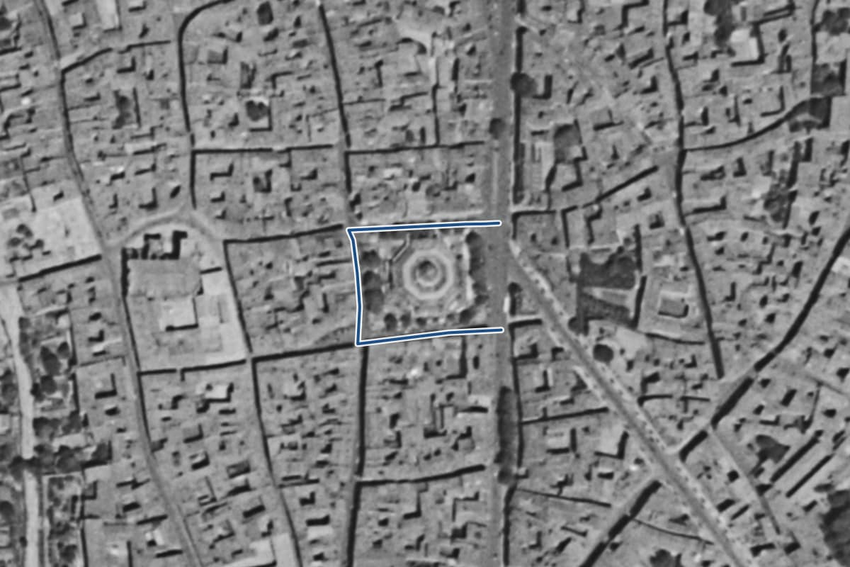 Vue aérienne de la place des Carmes en 1954, en noir et blanc, la voie tracée en bleu