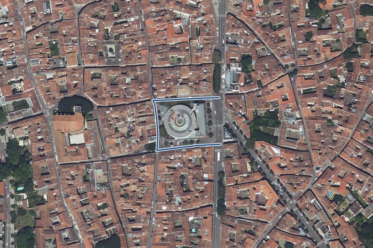 Vue aérienne de la place des Carmes en 2025, au même cadrage, la voie tracée en bleu