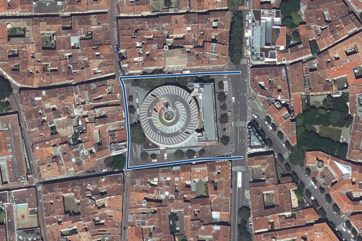 Vue aérienne de la place des Carmes à Toulouse, la voie tracée en bleu