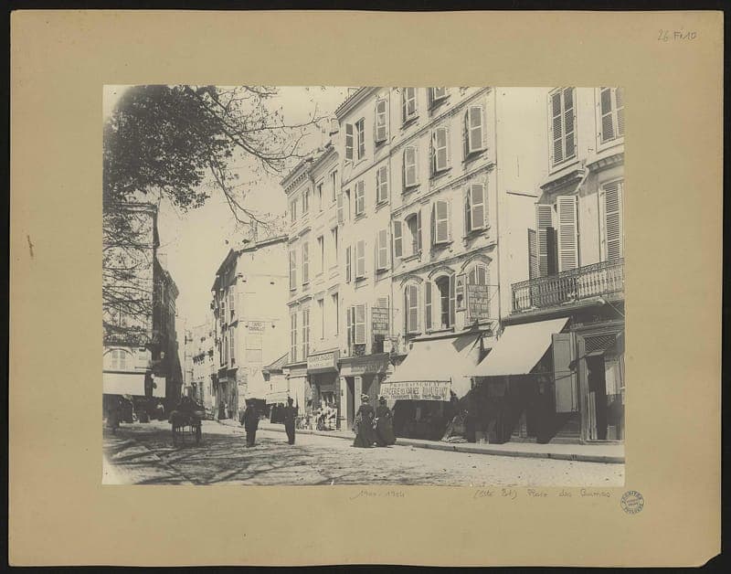 La place des Carmes, côté est, entre 1900 et 1904.