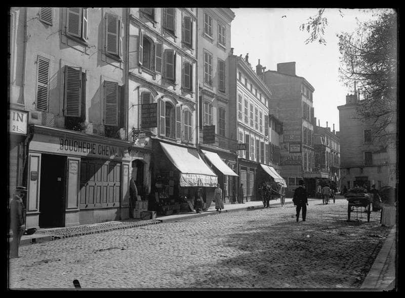 Place des Carmes, côté rue du Languedoc, en septembre 1899, avant les démolitions de 1900.