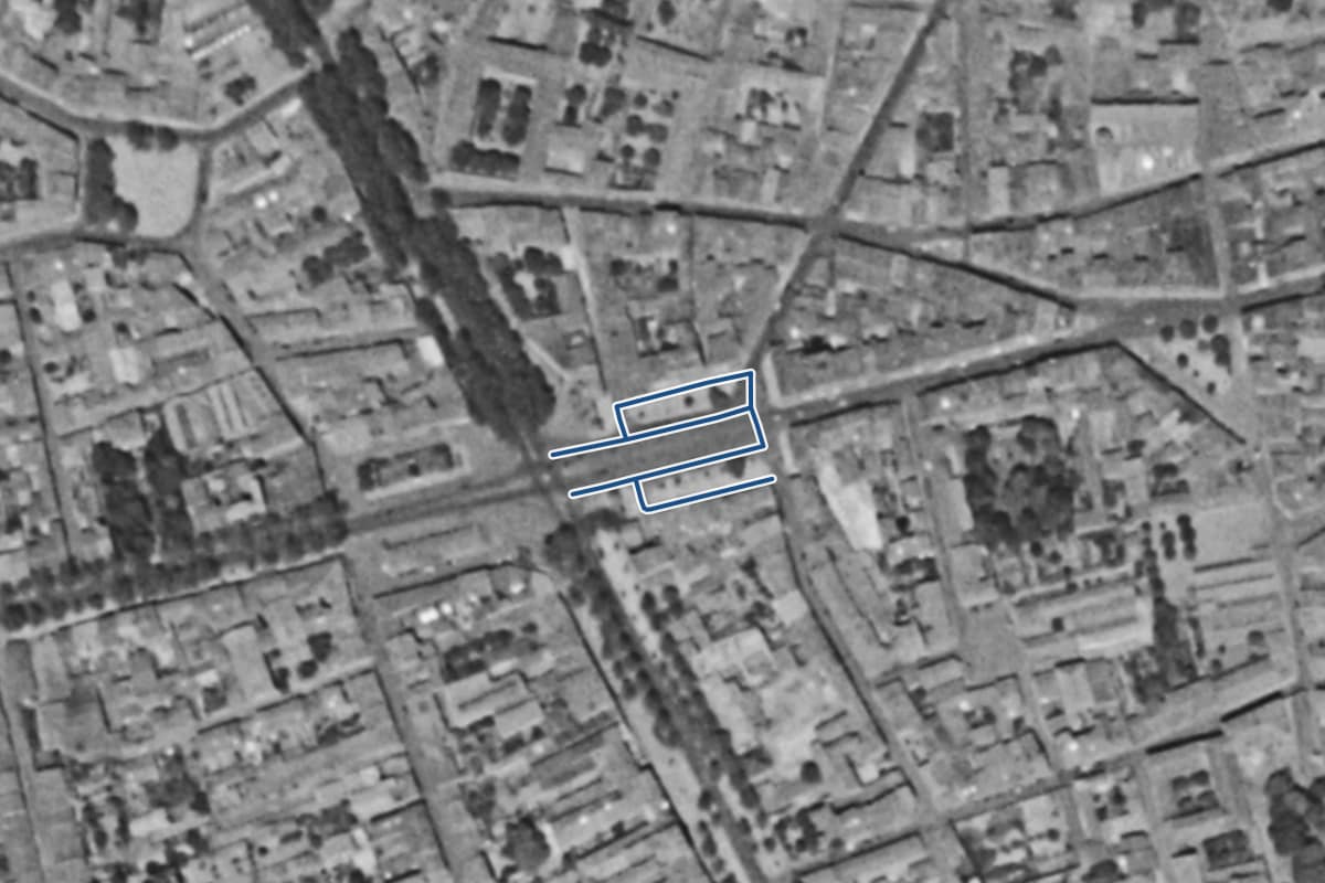 Vue aérienne de la place intérieure Saint-Cyprien en 1954, en noir et blanc, la voie tracée en bleu