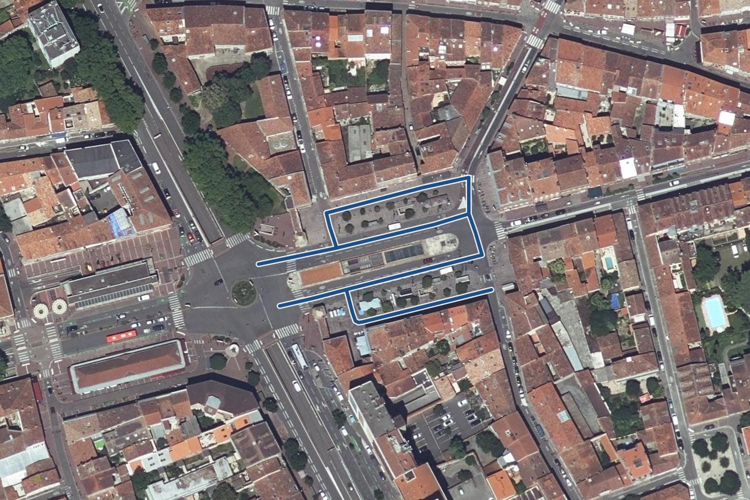 Vue aérienne de la place intérieure Saint-Cyprien à Toulouse, la voie tracée en bleu