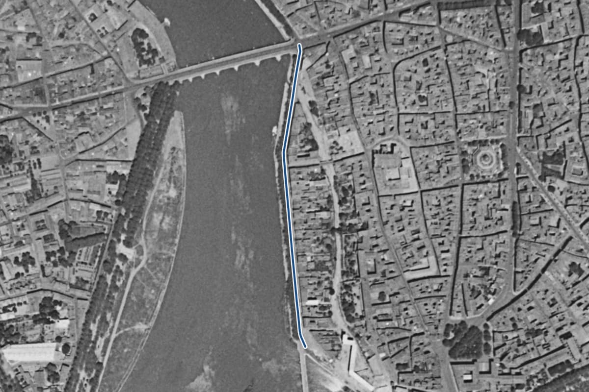 Vue aérienne de le quai de Tounis en 1954, en noir et blanc, la voie tracée en bleu