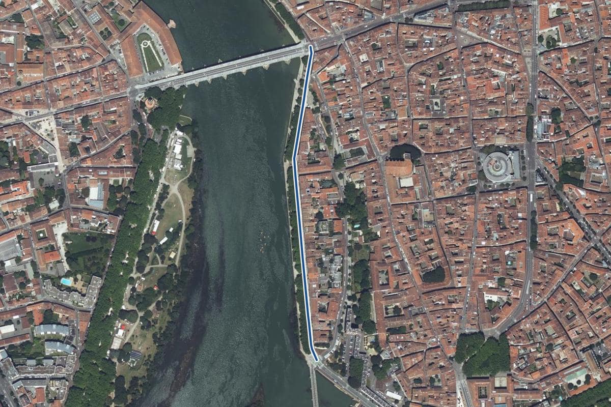 Vue aérienne de le quai de Tounis en 2025, au même cadrage, la voie tracée en bleu