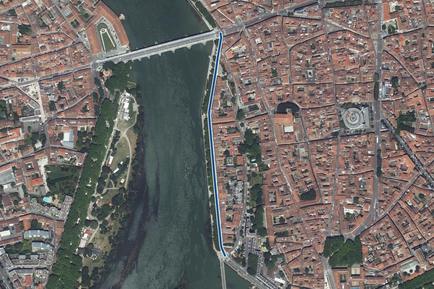 Vue aérienne de le quai de Tounis à Toulouse, la voie tracée en bleu