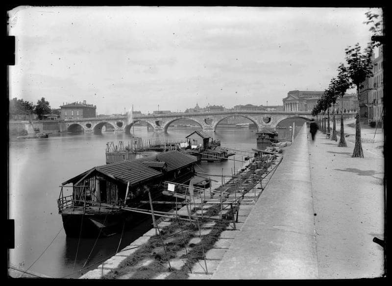 Bateaux-lavoirs sur la Garonne, vus du quai de Tounis, entre 1883 et 1895.