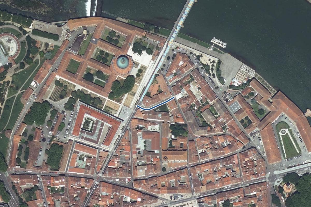 Vue aérienne de la rue Arnaud Baric en 2025, au même cadrage, la voie tracée en bleu