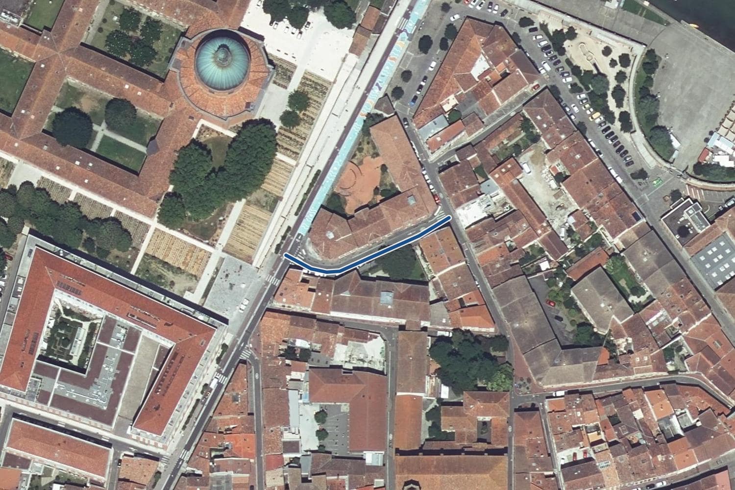 Vue aérienne de la rue Arnaud Baric à Toulouse, la voie tracée en bleu