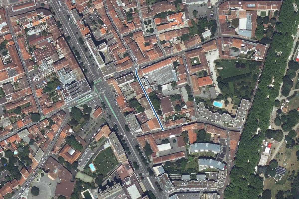Vue aérienne de la rue Coupefer en 2025, au même cadrage, la voie tracée en bleu