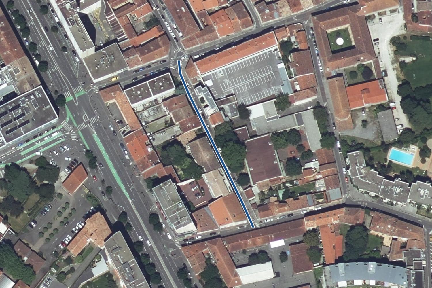 Vue aérienne de la rue Coupefer à Toulouse, la voie tracée en bleu