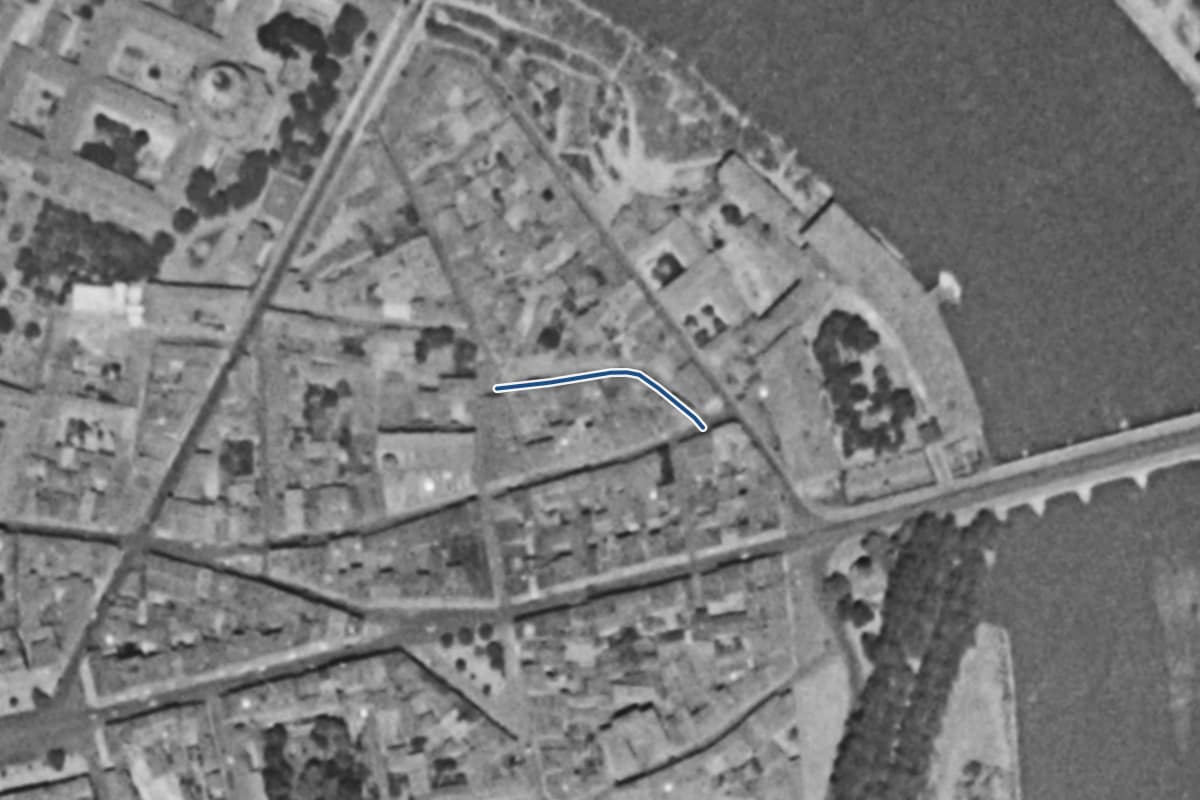 Vue aérienne de la rue Cujette en 1954, en noir et blanc, la voie tracée en bleu