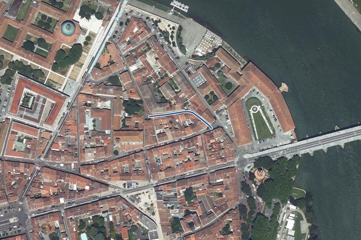 Vue aérienne de la rue Cujette en 2025, au même cadrage, la voie tracée en bleu
