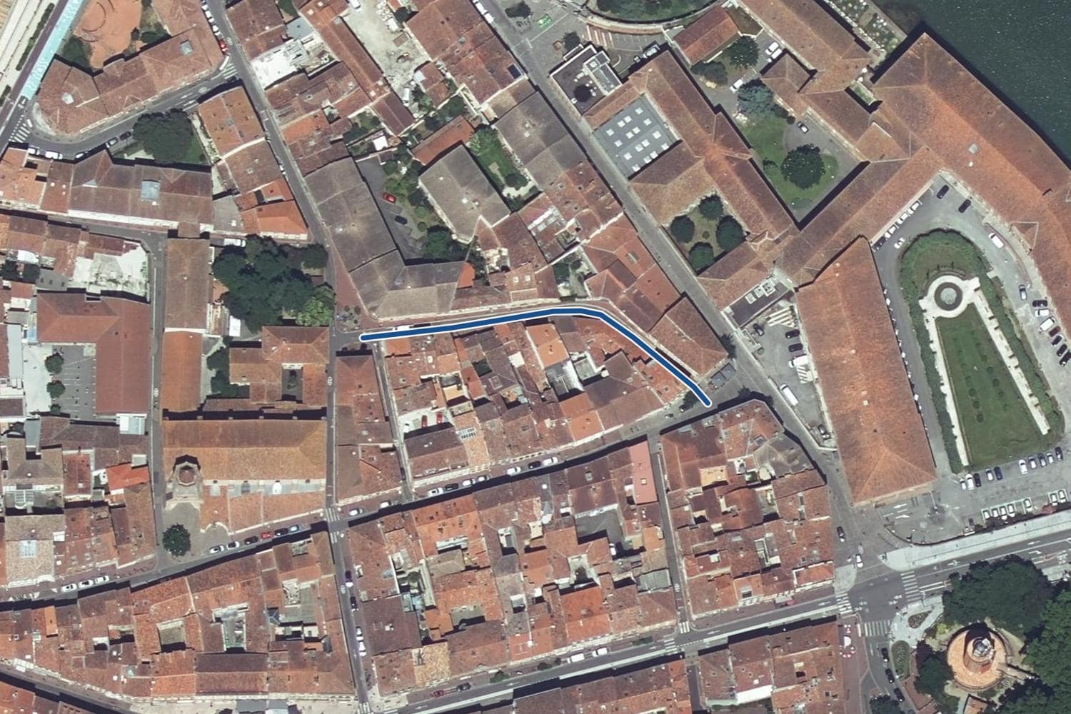 Vue aérienne de la rue Cujette à Toulouse, la voie tracée en bleu