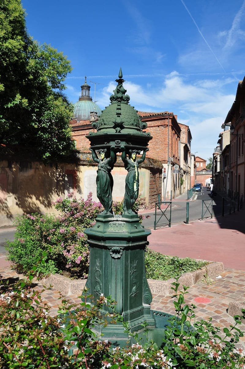 La fontaine de la place du Professeur Pierre-François Combes, à Toulouse, en septembre 2013.
