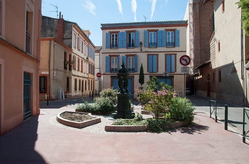 La place du Professeur Pierre-François Combes, à Toulouse, en septembre 2013.