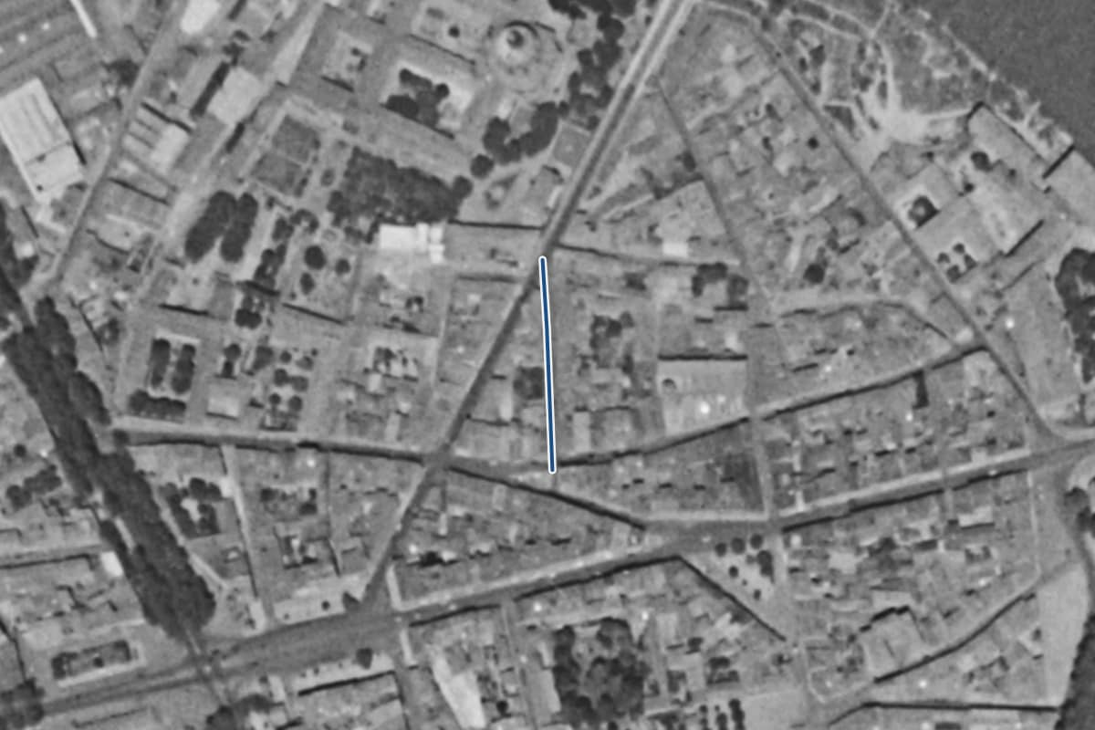 Vue aérienne de la rue de l'Amiral Galache en 1954, en noir et blanc, la voie tracée en bleu