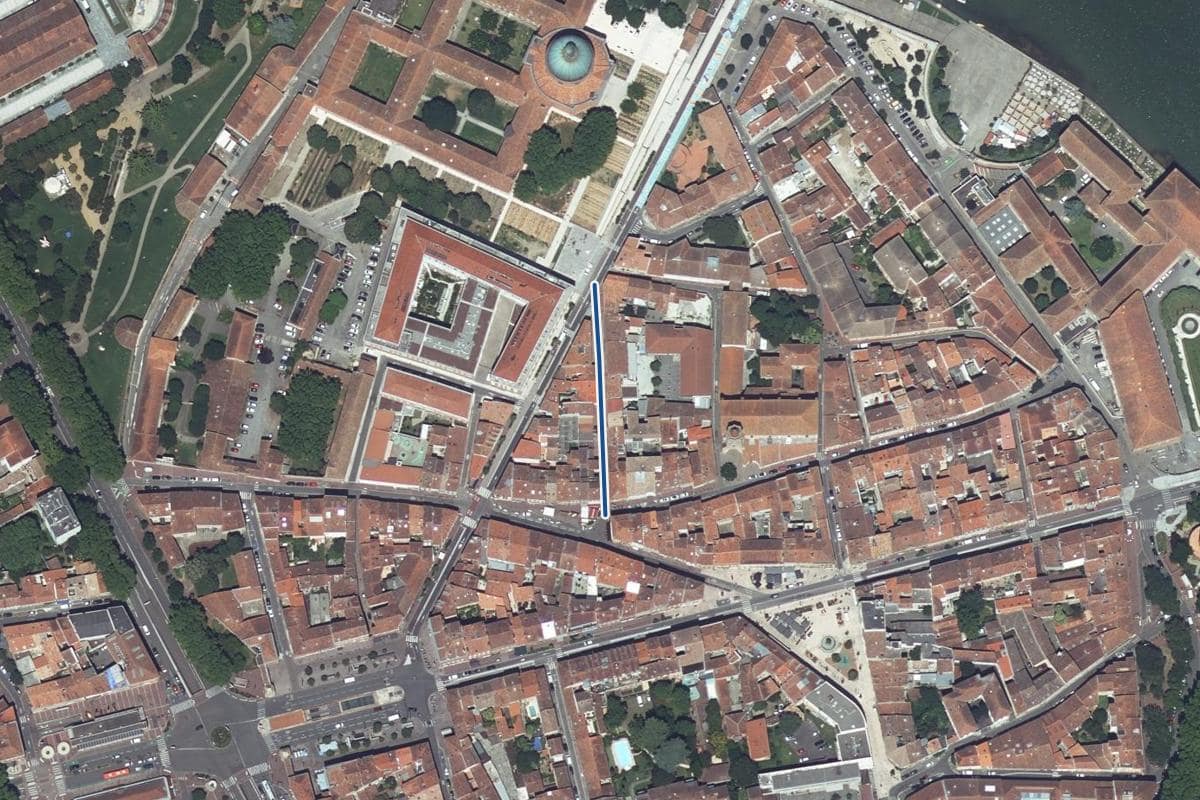 Vue aérienne de la rue de l'Amiral Galache en 2025, au même cadrage, la voie tracée en bleu
