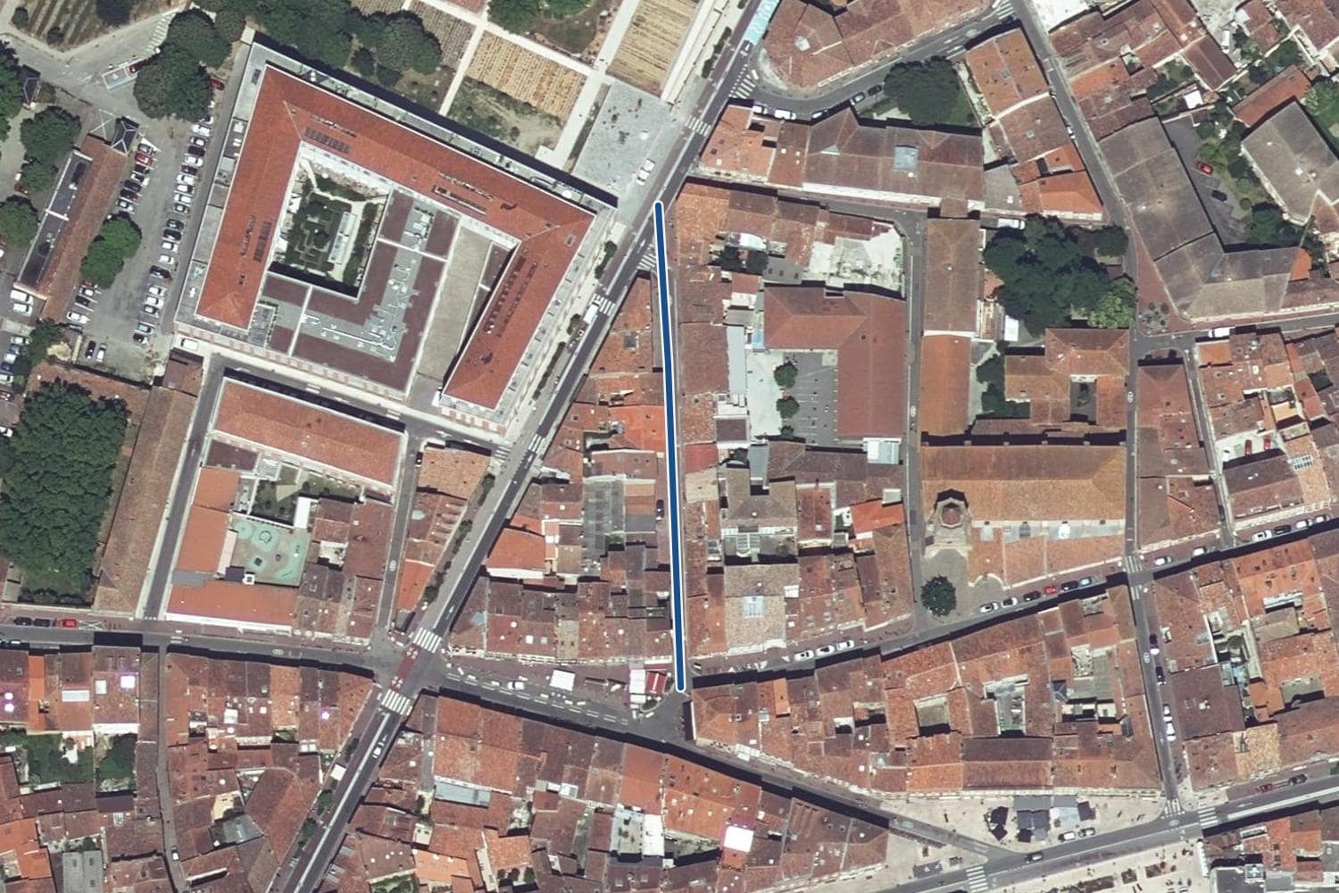 Vue aérienne de la rue de l'Amiral Galache à Toulouse, la voie tracée en bleu