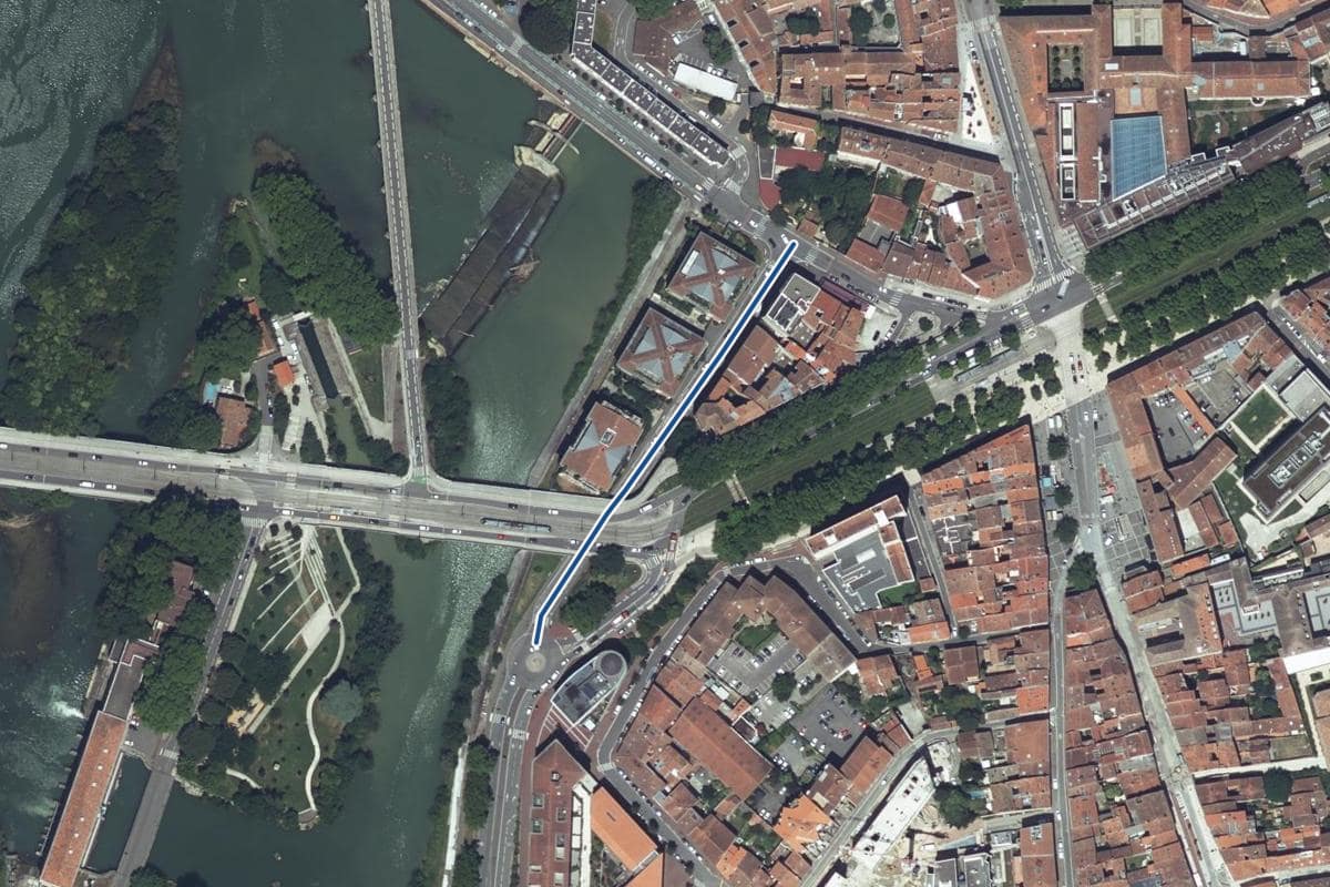 Vue aérienne de la rue de la Chaussée en 2025, au même cadrage, la voie tracée en bleu