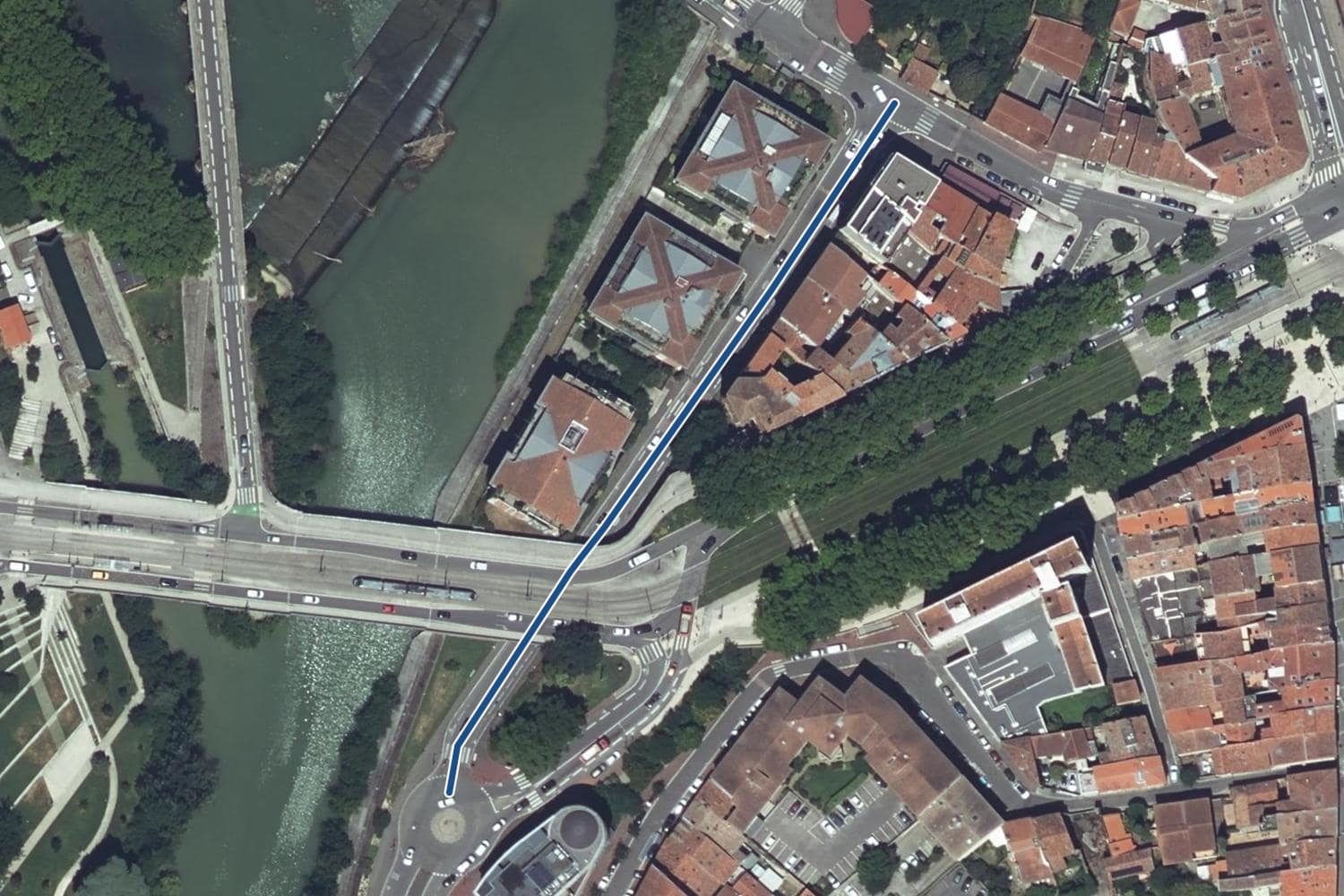 Vue aérienne de la rue de la Chaussée à Toulouse, la voie tracée en bleu