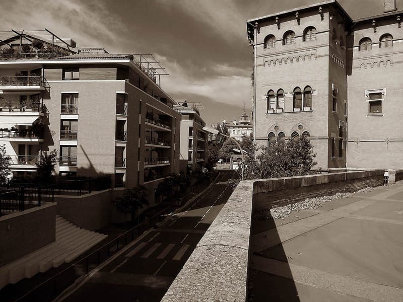 La rue de la Chaussée vue depuis l'allée Paul Feuga, en 2011.