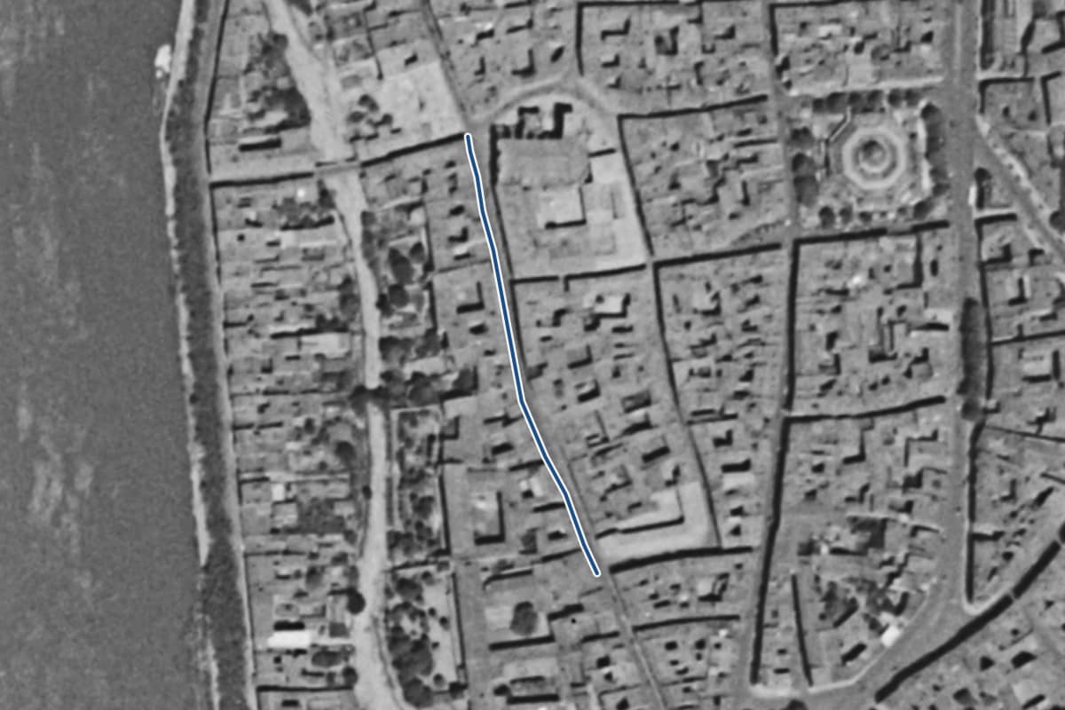Vue aérienne de la rue de la Dalbade en 1954, en noir et blanc, la voie tracée en bleu