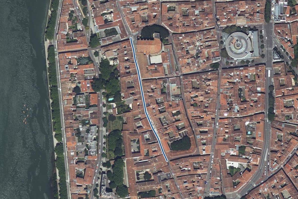 Vue aérienne de la rue de la Dalbade en 2025, au même cadrage, la voie tracée en bleu