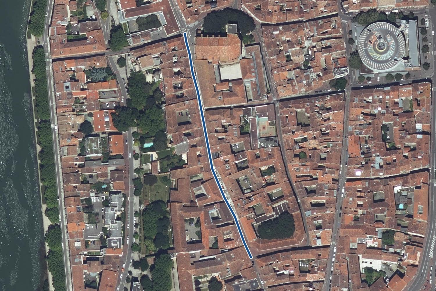 Vue aérienne de la rue de la Dalbade à Toulouse, la voie tracée en bleu