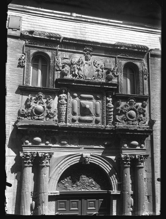La porte de l’hôtel particulier de Felzins, 22 rue de la Dalbade, entre 1858 et 1907.