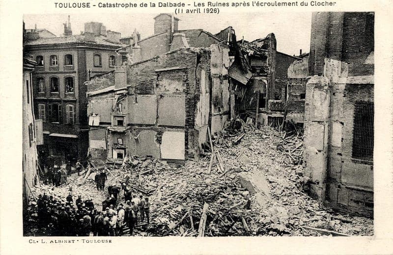 Carte postale ancienne : décombres d’immeubles et foule de sauveteurs au pied de l’église