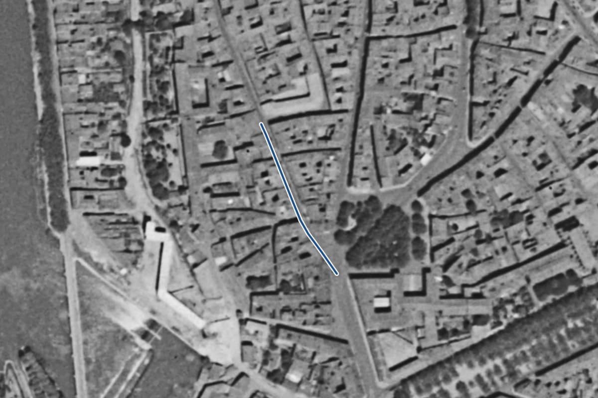 Vue aérienne de la rue de la Fonderie en 1954, en noir et blanc, la voie tracée en bleu
