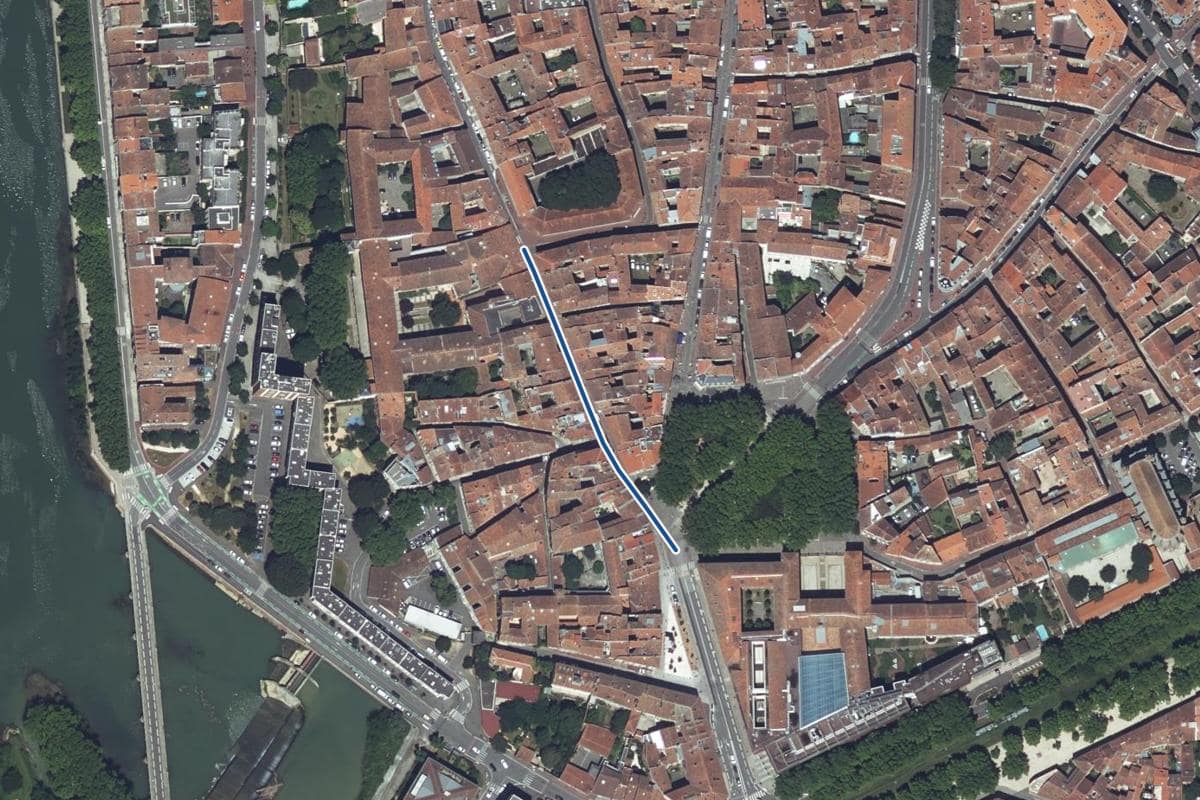 Vue aérienne de la rue de la Fonderie en 2025, au même cadrage, la voie tracée en bleu