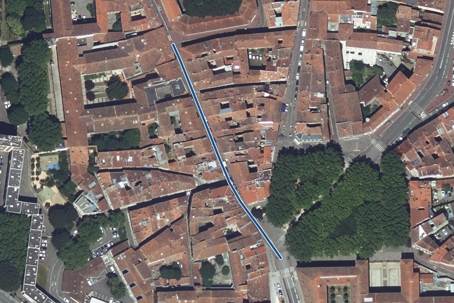 Vue aérienne de la rue de la Fonderie à Toulouse, la voie tracée en bleu
