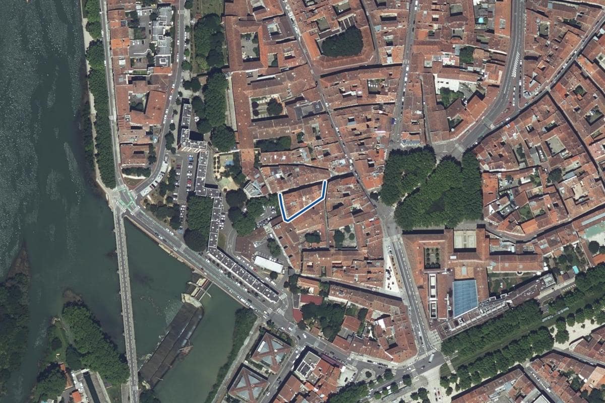 Vue aérienne de la rue de la Hache en 2025, au même cadrage, la voie tracée en bleu