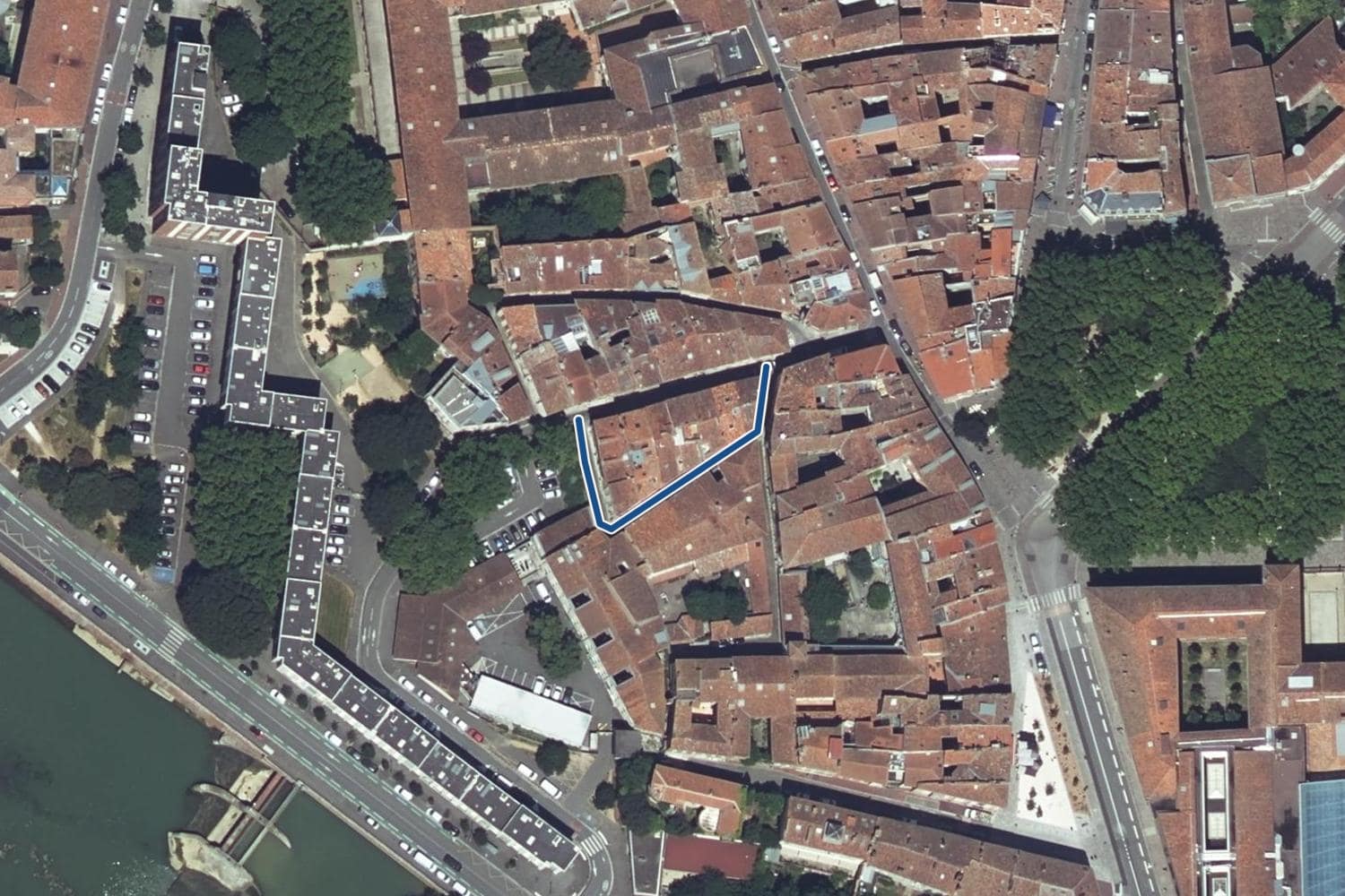 Vue aérienne de la rue de la Hache à Toulouse, la voie tracée en bleu