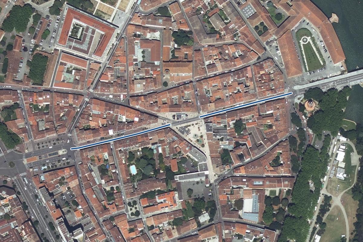 Vue aérienne de la rue de la République en 2025, au même cadrage, la voie tracée en bleu
