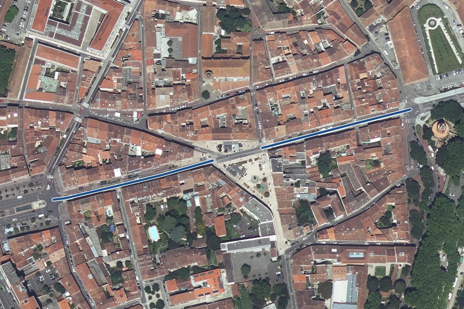 Vue aérienne de la rue de la République à Toulouse, la voie tracée en bleu