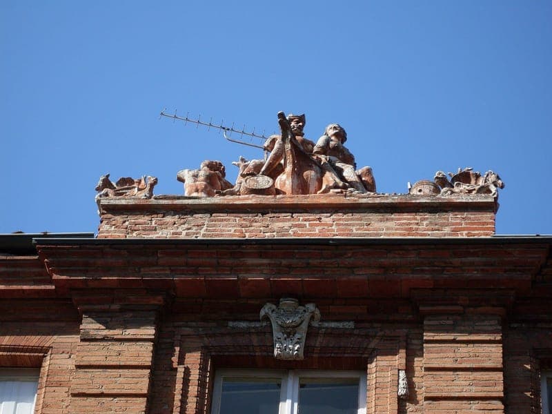 L'hôtel de Virebent, 25 rue de la République, sculpture de Poséidon et Amphitrite, le 25 septembre 2011.