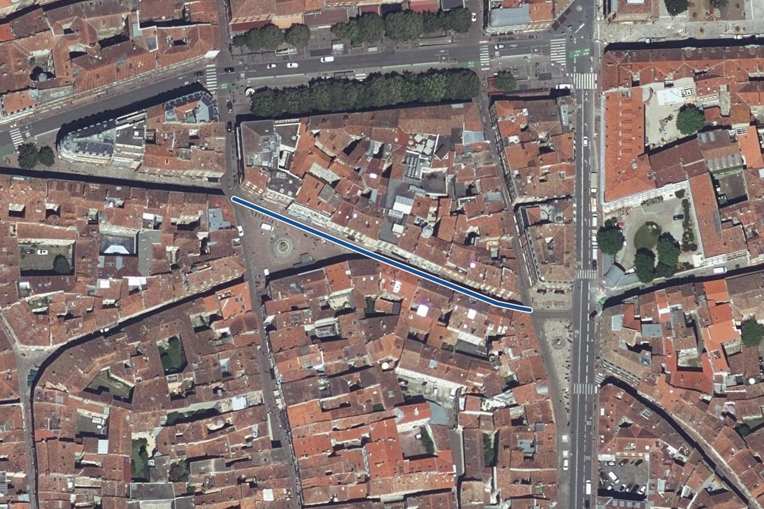Vue aérienne de la rue de la Trinité à Toulouse, la voie tracée en bleu
