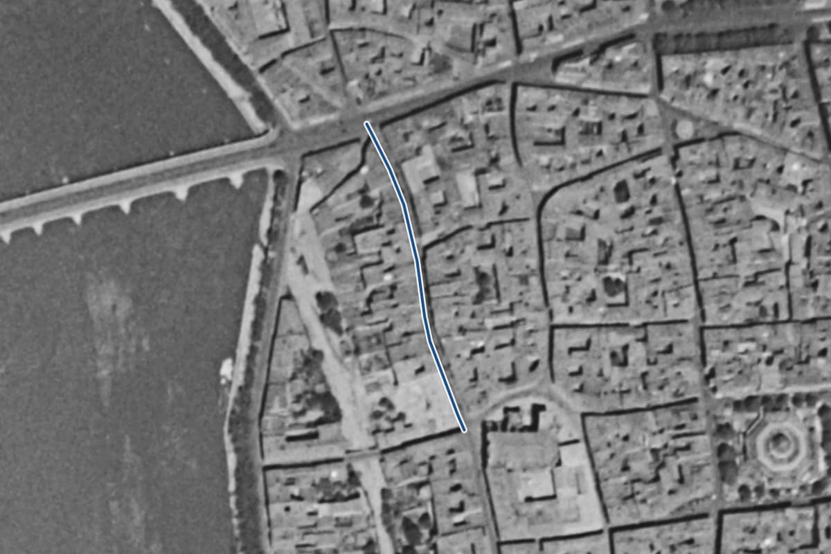 Vue aérienne de la rue des Couteliers en 1954, en noir et blanc, la voie tracée en bleu