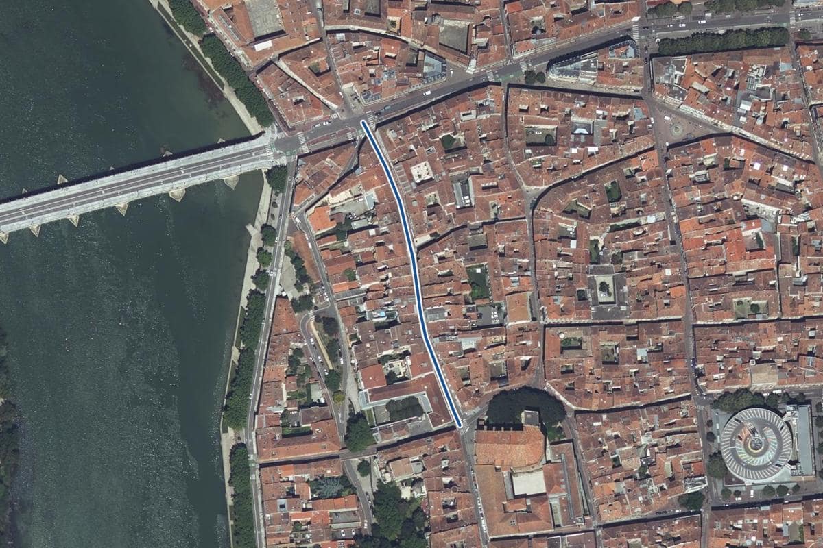 Vue aérienne de la rue des Couteliers en 2025, au même cadrage, la voie tracée en bleu