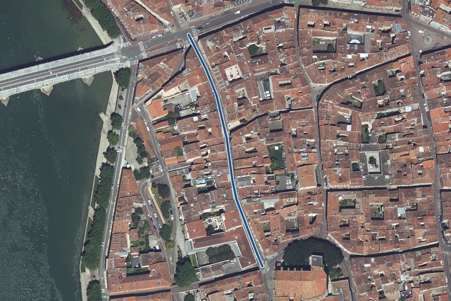 Vue aérienne de la rue des Couteliers à Toulouse, la voie tracée en bleu