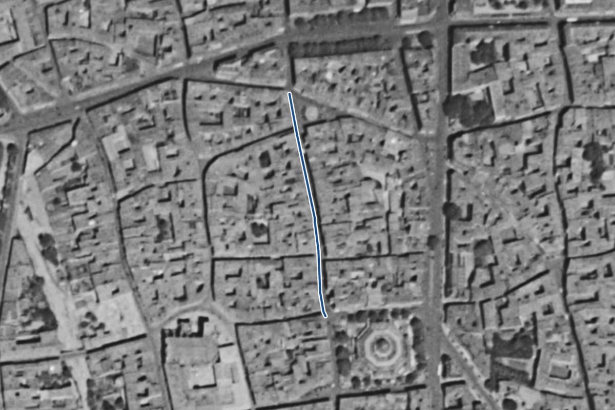 Vue aérienne de la rue des Filatiers en 1954, en noir et blanc, la voie tracée en bleu